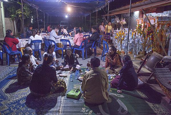 นิทรรศการ ເບິ່ງຮູບແຕ້ມ ແນມຮູບເງົາ ເລົ່າສັງຄົມ : เบิ่งรูปแต้ม แนมรูปเงา เล่าสังคม